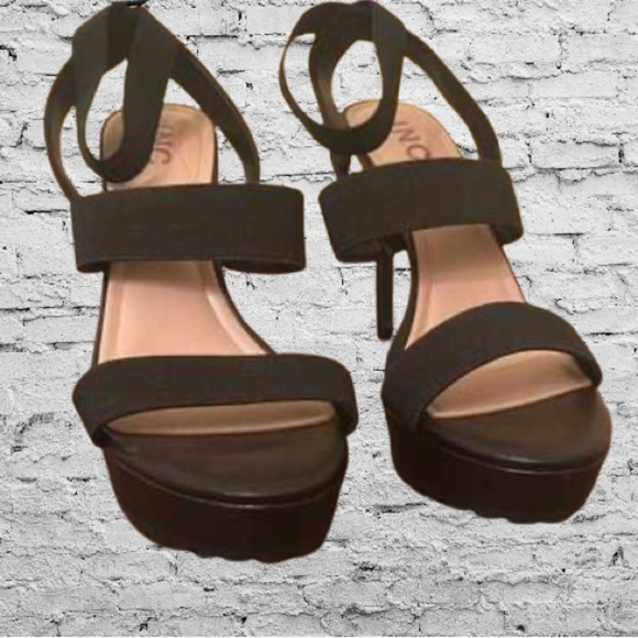 Loving the bottom of these heels!​​​ - Picture 4 of 11